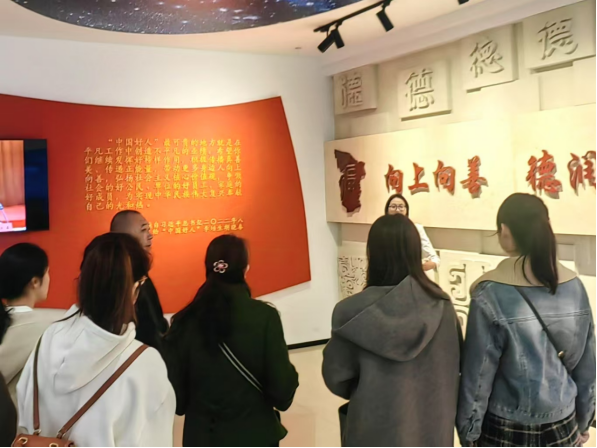 院網(wǎng)站-走進(jìn)好人館  汲取正能量——市婦幼保健院門診第二黨支部組織黨員參觀淮南好人館79