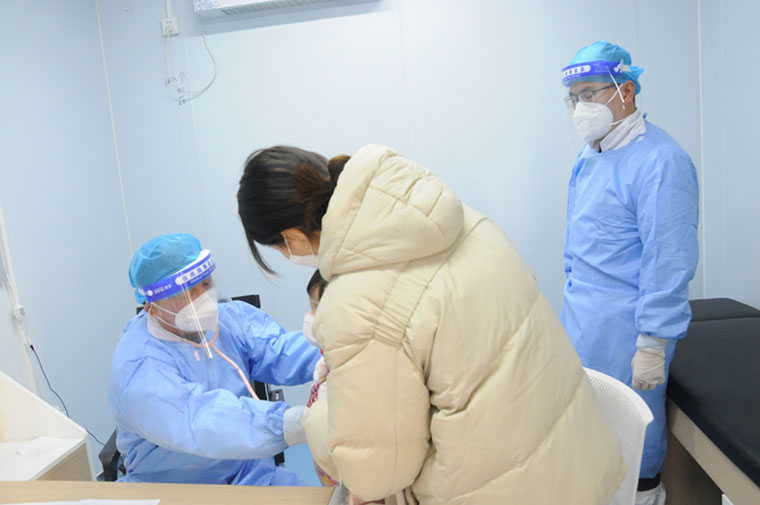 副院長、主任醫(yī)師湯廣余到發(fā)熱門診坐診