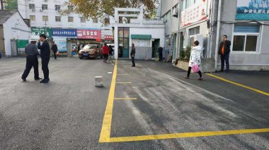 市妇幼保健院对院内地面进行铺装