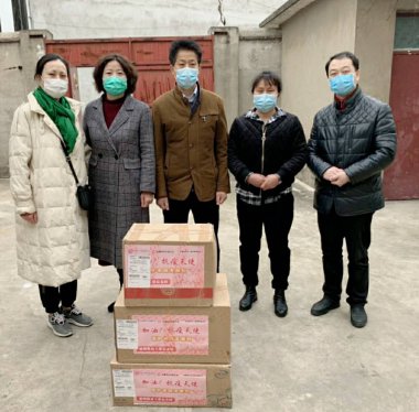 市妇幼保健院产科负责同志看望徐玲燕父母